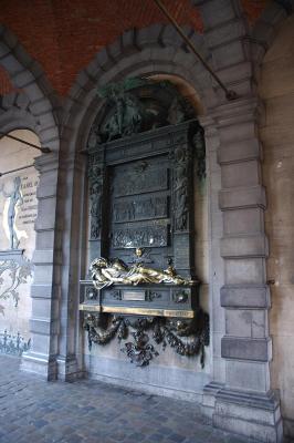 071 The Statue of good fortune inside the Arcades.jpg