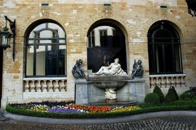 085 Inner Court monument.jpg