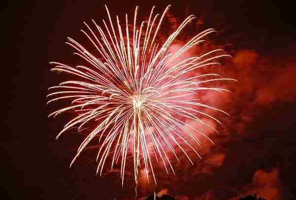 Just one of 93 shots that turned out, much to my amazement, in my first outing with the Maxxum 7.

From my local Fireworks show - July 3, 2004.  You are welcome to check them all out, in the Fireworks album on my personal server, http://clemmie.smugmug.com .