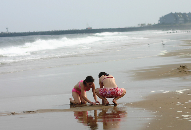 girlsatbeach.jpg