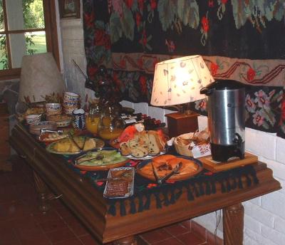 u44/panos/medium/28334899.UploadtopbaseBreakfastSideboardCayetano.jpg