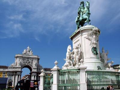 Monument to King Jose with the Arch in the background