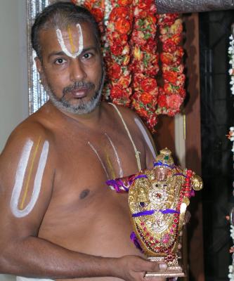 ArAdhakar swAmi showing kutti kaNNan to assembled bhAgavathAs