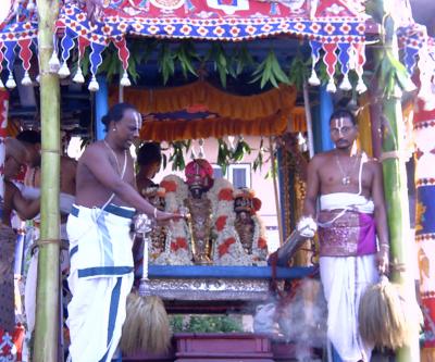 pArthasArathi inside the ratham