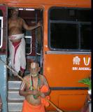 Srimath Azhagiyasingar arriving for dOlai