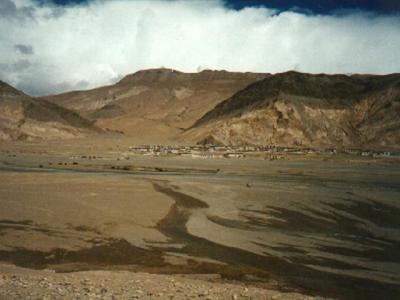 Planalto tibetano com vila ao fundo
