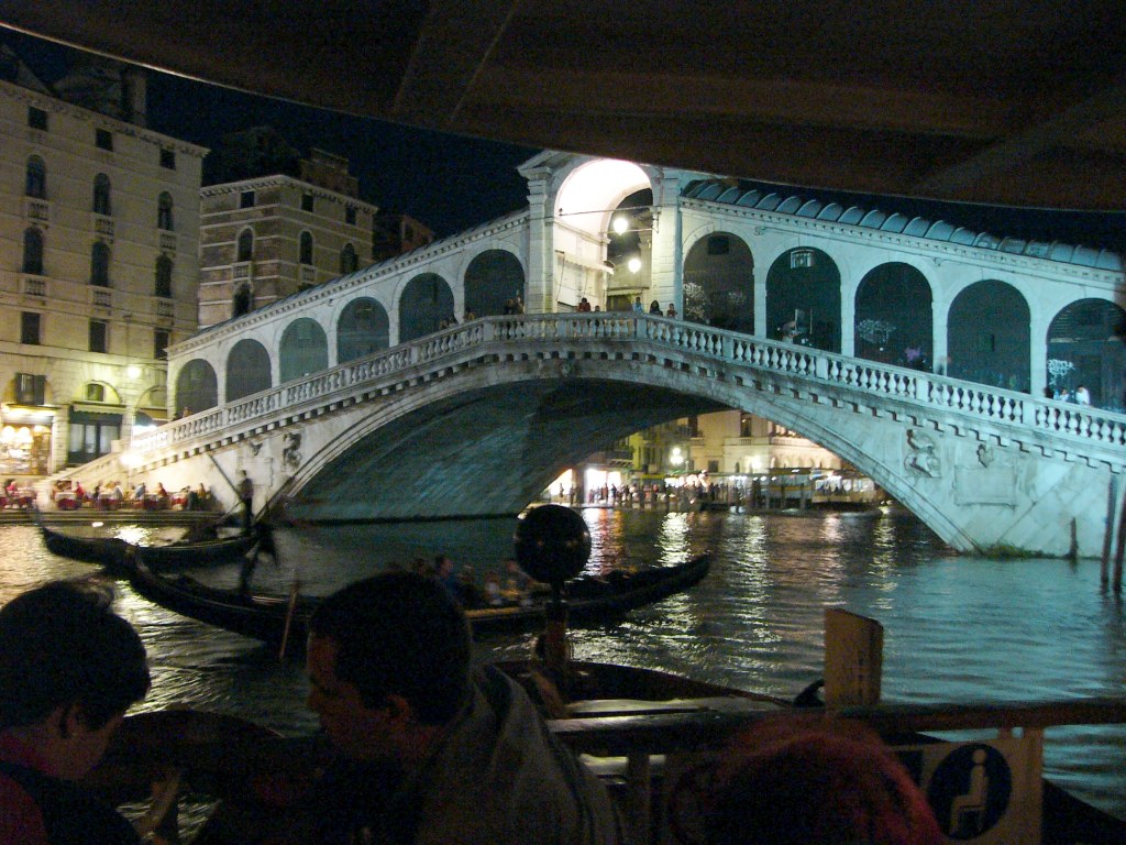 283-Ponte Rialto and Gondolas in the darkness