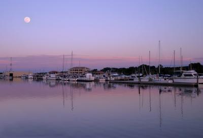 10538  - Moonrise over the water