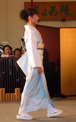 Model White and Gold Kimono: Posture!