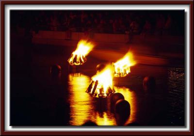 u44/wvphoto/medium/34388526.waterfirewithcrowd04floatingframe.jpg