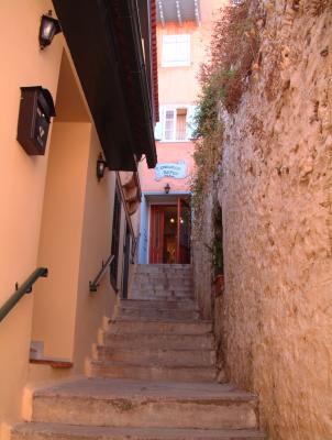 Byron Hotel, Nafplio, October 2003.jpg