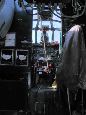 17 Cockpit s.jpg