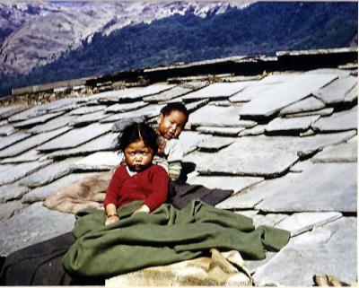 Kids on the roof near Ghandrung