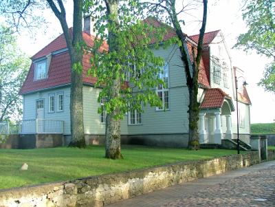 008 beautiful houses in the park of the castle.jpg