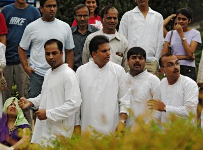 u45/artichoke/medium/34655276.HermannParkGandhistatuededication05.jpg