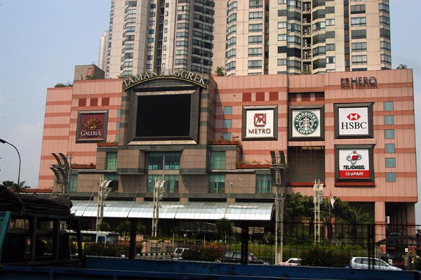 Jakarta has many modern shopping malls