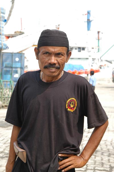 Dock worker, Sunda Kelapa, Indonesia