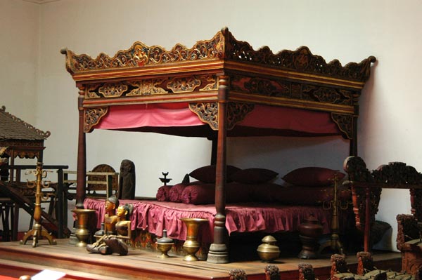 Giant bed, National Museum