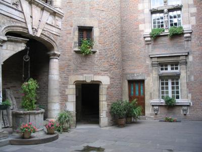 Albi: courtyard of the Htel Reynes