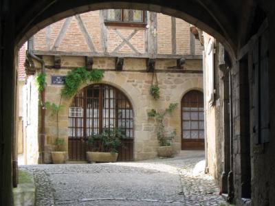 Figeac: view through archway