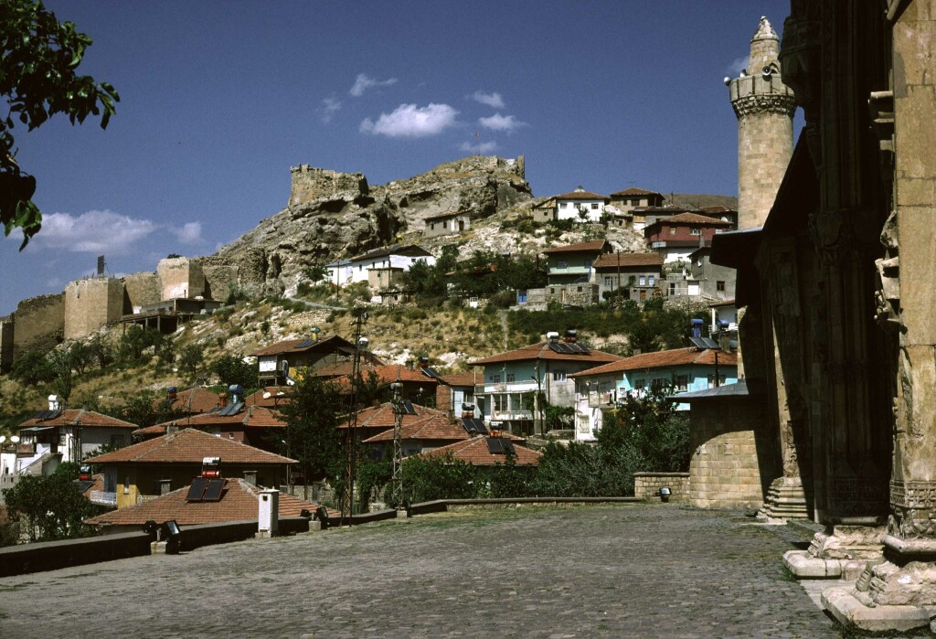 Divrigi West facade with castle 1b