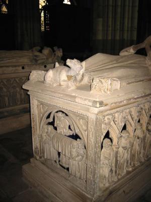 Cadaver tombs with royal effigies