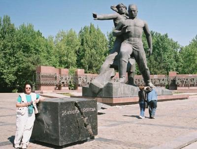 אוזבקיסטאן - טשקנט - רותי על רקע האנדרטה לזכר רעידת האדמה