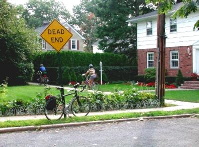 DEAD END (for cars but not bicycles)