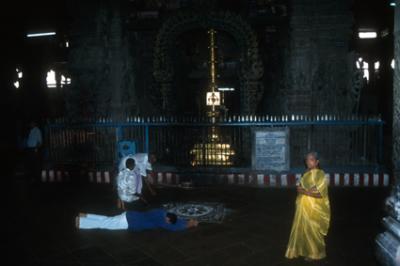 templIN1165_praying_Madurai.jpg