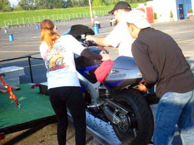 unloading-motinis-bike.jpg