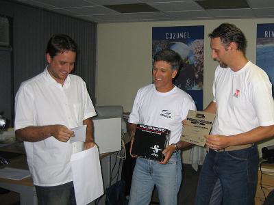 Terceiro e nono colocado no Concurso de Fotografia Submarina 2003 da certificadora PDIC. Na foto Pablo Varella representante da SEASUB entregando o
prmio
