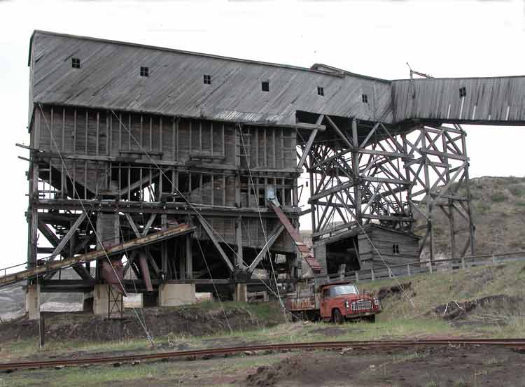 Atlas Coal Mine, the tipple building, used to clean coal