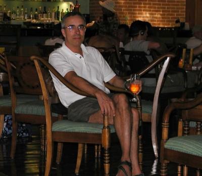 Phil enjoying a cerveza in the Tucan lobby bar