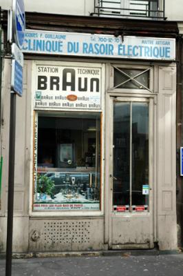 February 2005 -  Shop for repair electric shaver - Rue de la Roquette 75012