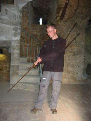 Robert ćwiczy władanie mieczem(120-2050_IMG.JPG)