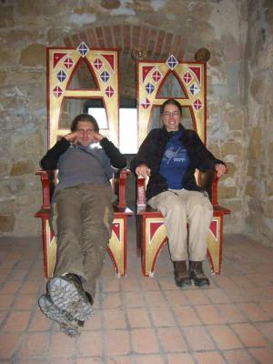 Na tronie w zamku w Miszkolcu. Bronek i Ola.(120-2053_IMG.JPG)