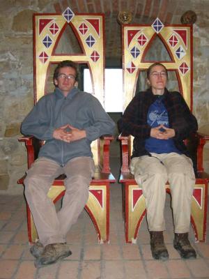 Na tronie w zamku w Miszkolcu. Paweł i Ola.(120-2054_IMG.JPG)