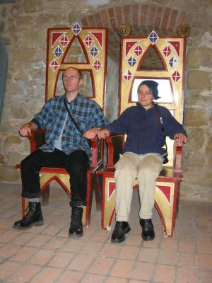 Na tronie w zamku w Miszkolcu. Michał i Magda.(120-2055_IMG.JPG)