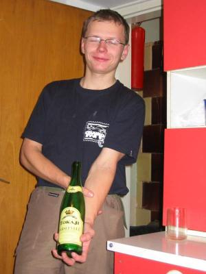 Jacek P dumnie prezentuje pustą już butelkę(121-2144_IMG.JPG)