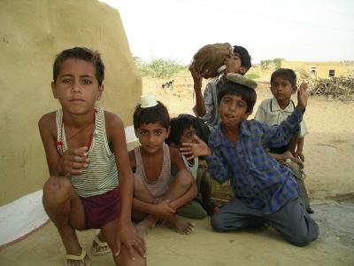 u45/robburvill/medium/28927922.IMGP1173JaisalmerVillageKids.jpg