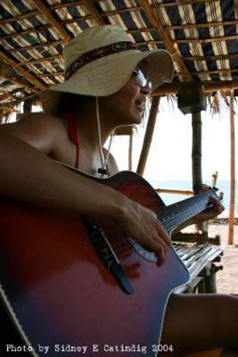 Gwen and the 5-string guitar