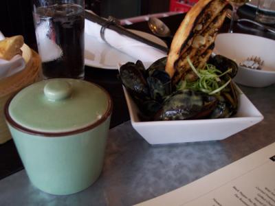 Mussels in a rabidly delicious green curry sauce