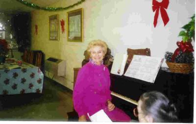 mom at the piano at the nursing home