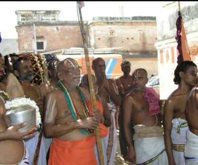 receiving AzhwAr at Sri Sannidhi