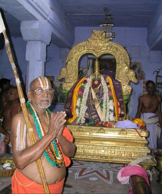 AzhwAr inside SrI sannidhi