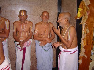 (left to right) Mahavidwan Sri Srivatsankhachriar, Sri Srinivasa Rangachariar Swami , Srimath Andavan Ashramam Srikaryam Swamy