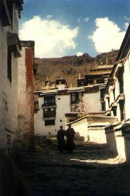 Monges passeando em Tashilhunpo