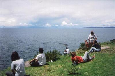 Meditando  beira do Titicaca