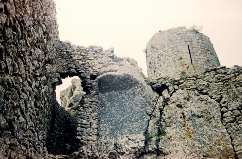 peyrepertuse walls