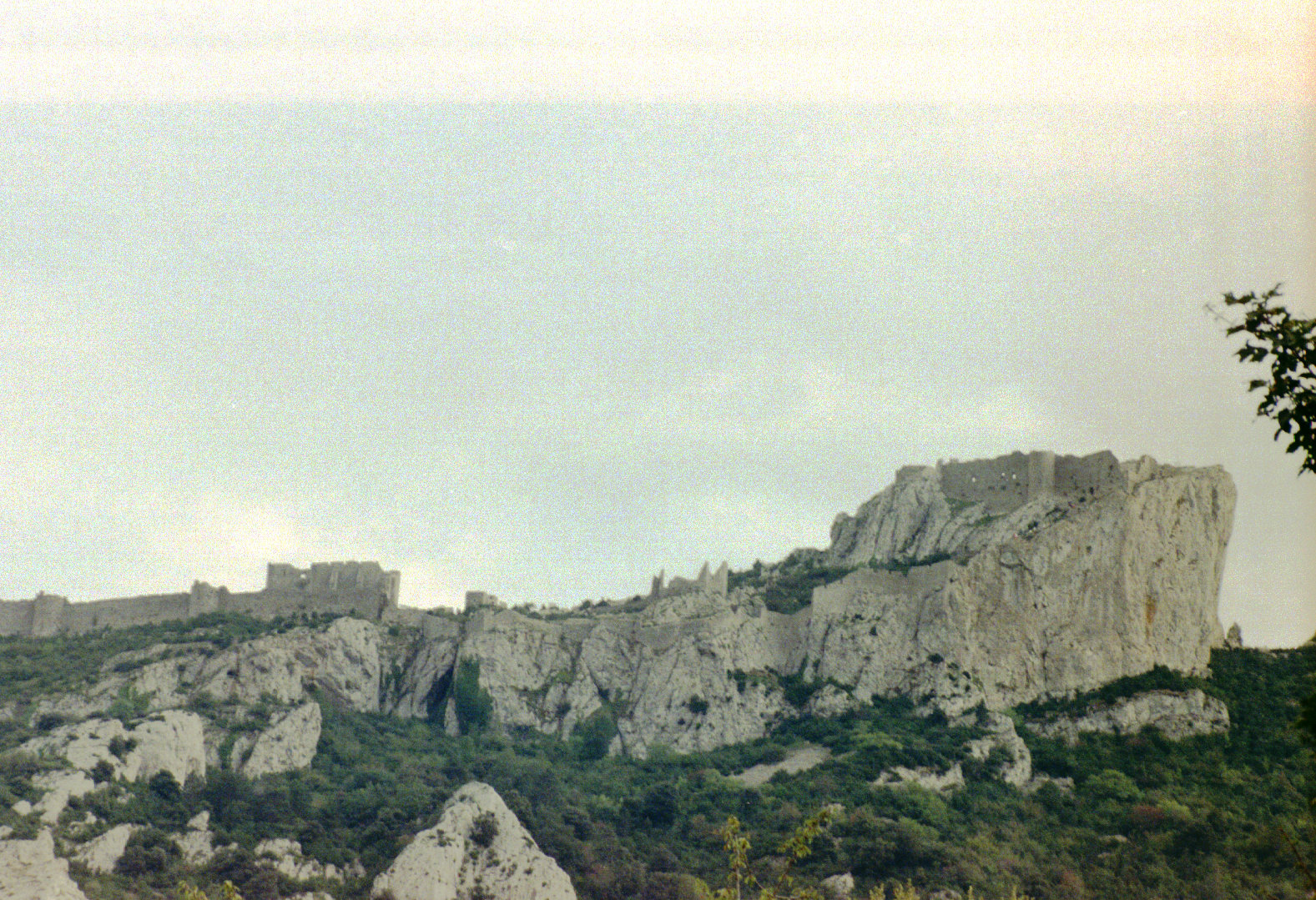 chateau peyrepertuse from below